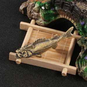 Artesanía de <span class=keywords><strong>metal</strong></span> Adornos de peces de latón Bajo de cobre sólido Muebles de juego antiguos microtallados. - Product Image 4