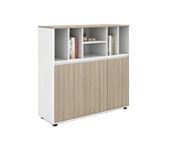 Armoire de bureau ISO E0 en panneaux de particules Schattdecor avec revêtement en mélamine, bordure en PVC, étagère ouverte, trois portes, chêne blanc