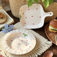 Assiette de dîner en céramique style Ins avec motif de fraises, avec poignée, compatible micro-ondes, design esthétique, mignonne, pour desserts, gâteaux et collations
