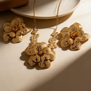 Collar de Clavícula con Dije de Flor y Perlas de Agua Dulce Chapado en Oro de Lujo para Mujer, Ideal para Aniversario de Bodas, de Alta Gama y Resistente a la Decoloración - Product Image 2
