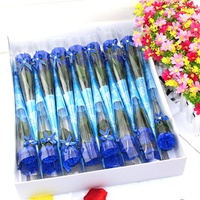 Bouquet de fleurs artificielles créatives (roses et œillets) avec emballage plastique – Idéal pour la Saint-Valentin, la Fête des Mères, ou comme cadeau promotionnel