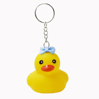 Mini canards en caoutchouc 3D qui couinent, porte-clés en gros, personnalisables en plastique et caoutchouc. Porte-clés Canard en Résine, Jouet Canard Cheerleader, Canard Cheerleading