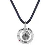 Collier pendentif travestival avec inscription "je t'aime" projeté, en or, 100 langues, puce de mémoire, avec pendentif
