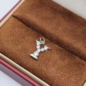 จี้ตัวอักษรเงินแท้ 925 รุ่นคลาสสิกจาก UM Jewelry สำหรับผู้หญิง เด็ก ของขวัญวันครบรอบ วันแต่งงาน และโอกาสพิเศษต่างๆ - Product Image 1