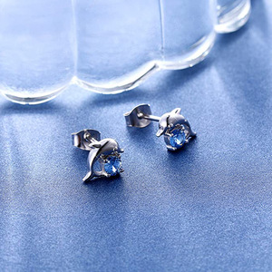 Orecchini a Perno Coreani con Mini Delfino in Zircone, Gioielli Delicati per Donne - Product Image 5