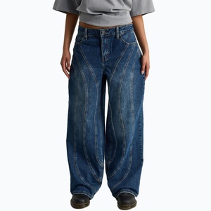 Jean en denim bleu personnalisé pour femme, coupe droite, jambe large et ample, avec empiècements et détails de coutures - Product Image 1