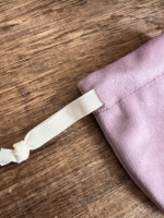 Pochettes à bijoux personnalisables avec cordon de serrage, fermeture à ruban et étiquette tissée avec logo pour emballage cadeau