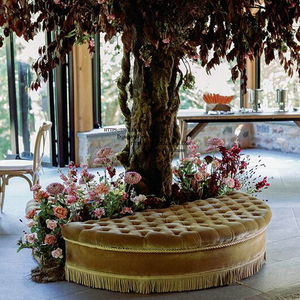 طقم أريكة دائري فاخر من المخمل الذهبي بتصميم عتيق، مزين بالشراشيب والأزرار، مثالي للحفلات والأعراس - Product Image 5