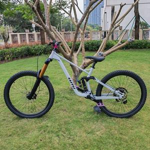 Vélo de montagne à cadre en <span class=keywords><strong>acier</strong></span> à suspension souple avec freins à disque à 12 vitesses Roues de 27,5/29 pouces pour une utilisation en descente hors route Pédales ordinaires - Product Image 5