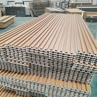 Panel Dinding WPC Beralur, Kayu Slat Tahan Air, Dekoratif Interior Eksterior untuk Kantor, Hotel, Vila