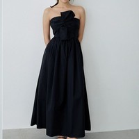 Robe longue plissée sans bretelles couleur unie avec fleurs en relief, design de niche 2026