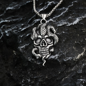 Colgante de calavera de acero inoxidable yunnique con serpiente, estilo gótico, amuleto para hombre, para combinar con ropa, regalo - Product Image 1