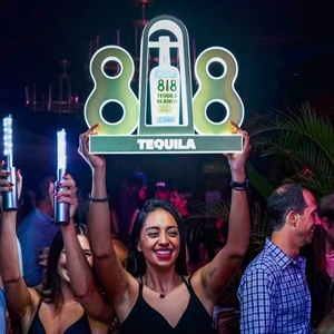 Presentador de botella de <span class=keywords><strong>Tequila</strong></span> 818 con luz LED, glorificador de champán, servicio de botella VIP para discotecas, bar, salón - Product Image 1