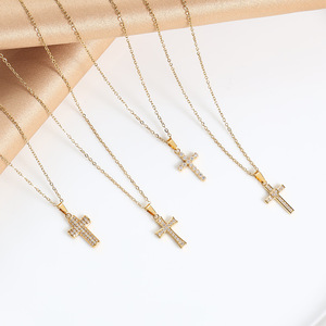 <span class=keywords><strong>Collier</strong></span> avec pendentif croix miniature en acier inoxydable 316L plaqué PVD 18K avec CZ 5A - Product Image 2