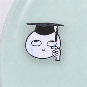 Divertente Spilla in Smalto Emoji Piangente per Laurea, Distintivo Meme Laureato con Lacrime per Decorazione Zaino - Product Image 3