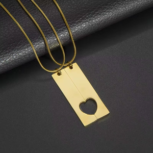 Collana per Coppie con Ciondolo Rettangolare Traforato a Forma di Cuore, in Acciaio Inossidabile Placcato Oro - Product Image 1