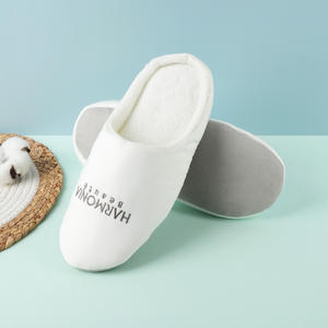 รองเท้าสลิปเปอร์โรงแรมผ้าคอรัลฟลีซแบบกำหนดเอง ดีไซน์สวยงาม สวมใส่สบาย เหมาะสำหรับสปา ห้องพักในร่ม สำหรับแขกทั้งชายและหญิง - Product Image 3