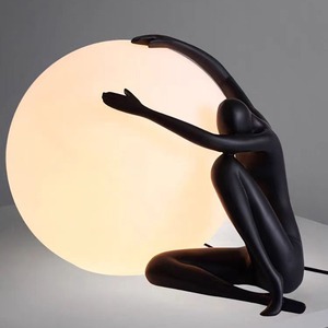 Lampe de table en résine sculptée en forme d'être humain assis de style nordique, moderne, tenant <span class=keywords><strong>la</strong></span> boule, lampe de chevet en fibre de verre pour <span class=keywords><strong>la</strong></span> lecture - Product Image 1