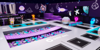 Grande aire de jeux intérieure à thème spatial, château gonflable commercial pour enfants avec éclairage néon pour centre commercial FEC