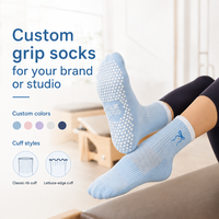 Chaussettes de Pilates personnalisées pour femmes, bleu clair, motif jacquard nœud, antidérapantes avec logo personnalisé et semelle en silicone, idéales pour le yoga et la barre.