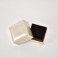 Boîte cadeau personnalisée en cuir et papier de qualité supérieure, doublure en velours floqué, boîte rigide pour bijoux, boîte à bagues en stock