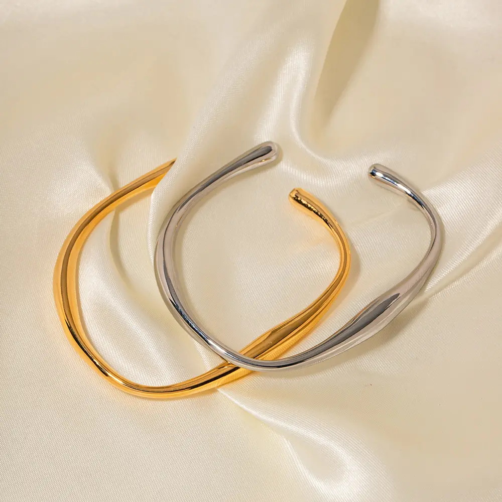 Bracelets d'ouverture irrégulière de vague d'eau d'acier inoxydable plaqué par argent d'or 18k minimaliste de mode pour des dames