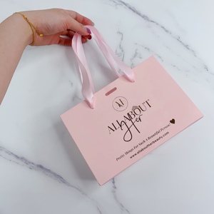 Sac en papier rose de luxe avec logo personnalisé en feuille d'or pour l'emballage de bijoux, de cosmétiques et de lunettes, avec poignée en ruban - Product Image 5