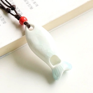 Sifflet en céramique fait main en forme de poisson avec cordon tressé réglable à perles rouges, collier artisanal, jouet musical pour enfants - Product Image 4