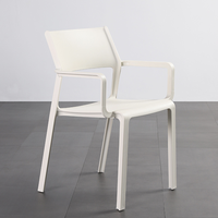 Chaises de salle à manger empilables en plastique de haute qualité de style nordique pour la maison, la cuisine et les restaurants (vente en gros)