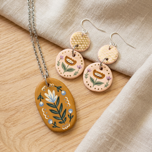 Collier avec pendentif fleur en céramique vintage et boucles d'oreilles pendantes, ensemble de bijoux bohèmes peints à la main pour femmes - Product Image 2