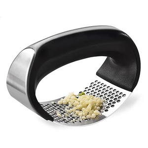 Presse-ail manuel 3-en-1 en acier inoxydable avec rayures et brosse de nettoyage Presse-ail multifonctionnelle pour gingembre - Product Image 2