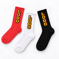 Chaussettes de sport rouges vives personnalisées, jacquard style graffiti à motif irrégulier, texte artistique, logo et couleur personnalisés