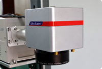 Marqueur laser à fibre de bureau à refroidissement par air haute précision 50W pour le marquage de l'acier inoxydable et la gravure sur pierre