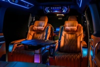 2025 Sièges de camionnette de luxe avec merveilleux mode d'éclairage de bienvenue Chaises de capitaine inclinables Siège de pilote rotatif à écran tactile