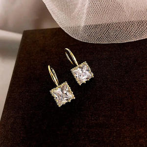 Pendientes de Cristal Q de June, con Baño de Oro de 18K, Engaste de Bisel, Diseño Geométrico Cuadrado, para Uso Diario, Estilo Clásico para Mujer - Product Image 3