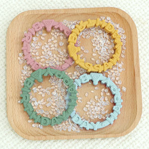 Mordedor de silicona suave para bebés, diseñado para evitar la succión del pulgar, y un bonito diseño de pulsera de cumpleaños. - Product Image 2