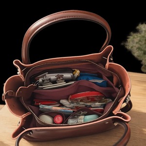 Bolso de hombro de cuero de diseñador más vendido para damas, con cierre seguro y atractivo y moderno, disponible al mejor precio del mercado. - Product Image 3