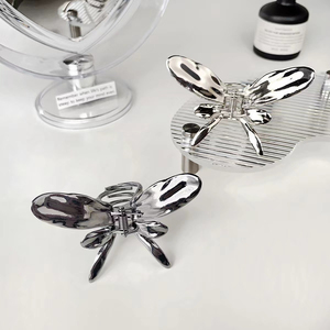 Nouvelle Pince à Cheveux Papillon Argentée Élégante, Design Simple et de Luxe, Bijou de Mode pour Femme - Product Image 2