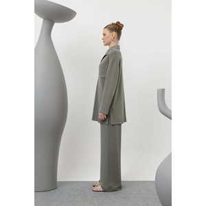 ชุดสูทผู้หญิง สีแอนทราไซต์ กระดุมแป๊ก คอปก มีกระเป๋า รุ่น 20605TKS - Product Image 2