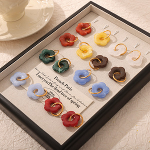 Ensemble collier et boucles d'oreilles en résine colorée |   Bijoux en acier inoxydable plaqué or 18 carats pour femmes |   Imperméable et hypoallergénique - Product Image 4