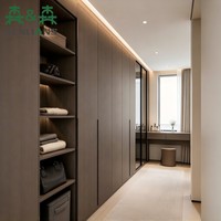 Armoire sur mesure de luxe moderne avec coiffeuse intégrée, portes vitrées et éclairage LED pour chambre principale