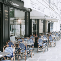 Chaise en rotin pour l'extérieur, résistante aux intempéries, de style moderne et vintage, pour jardin, bistrot français, hôtel, café, restaurant
