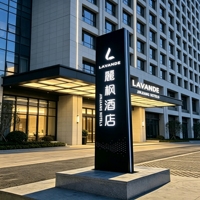 Panneau publicitaire moderne directionnel à LED éclairé