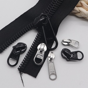En stock et expédition rapide <span class=keywords><strong>YKK</strong></span> # 10 curseurs non verrouillables dédiés aux rouleaux de fermetures <span class=keywords><strong>éclair</strong></span> en nylon <span class=keywords><strong>YKK</strong></span>, disponibles en noir et argent. - Product Image 6