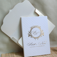 Invitation de mariage de luxe personnalisée avec couverture rigide à texture diamantée, estampage à chaud en feuille d'or, livret à deux volets avec enveloppes