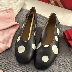 รองเท้าบัลเล่ต์ลายจุดสไตล์เรโทร ฤดูใบไม้ผลิ/ฤดูร้อน ปี 2026 หัวกลม พื้นนุ่ม ใส่ได้หลากหลาย รองเท้าลำลองผู้หญิงแบบหุ้มส้นต่ำ - Product Image 2