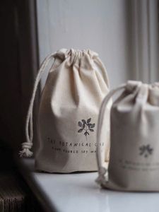 Pochette à cordon en lin lavande résistante à l'humidité avec un élégant design en toile de jute pour l'emballage de bijoux et les cadeaux (personnalisable) - Product Image 4