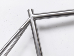 Telaio per Bicicletta Gravel in Titanio Personalizzato 650B*61c con Passaggio Cavi Esterno - Product Image 3