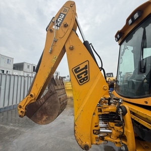 Chargeuse-pelleteuse sur roues JCB 3CX, moteur TCM, puissance 75 kW, charge nominale 7 tonnes, pompe hydraulique avec bras de creusement arrière pour travaux de construction - Product Image 5