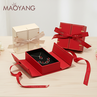 Boîte à bijoux élégante à double porte avec ruban imprimé rouge beige, boîte cadeau en papier rigide pour l'emballage de bijoux de mariage ou d'anniversaire